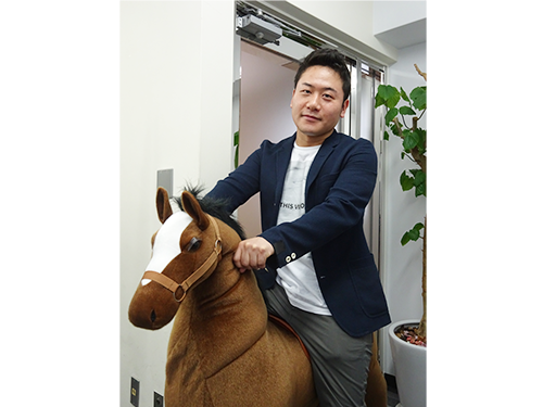 知育玩具「ポニータ」に乗る東岱広直社長